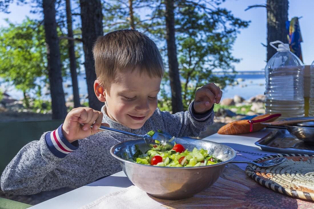 Dečak jede salatu iz činije