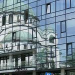 Hram Svetog Saveta u odrazu zgrade