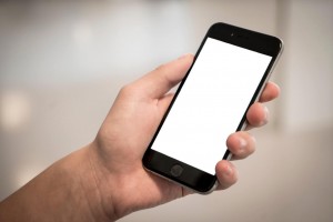 Mobilni bela pozadina oštećen telefon
