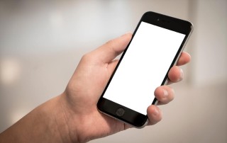 Mobilni bela pozadina oštećen telefon