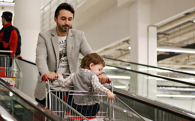 Otac i sin u kupovini