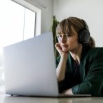 Kako ubrzati internet u kući i postići maksimalnu brzinu Devojka za lap topom