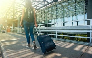 Devojka kofer putovanja