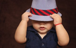 Beba sa šeširom
