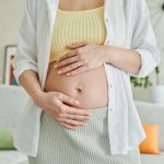 Koji su rani simptomi trudnoće trudnica se drzi za stomak