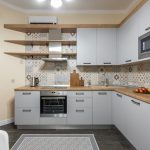 Kako odabrati stazu za kuhinju? Koje faktore uzeti u obzir... moderno opremljena kuhinja sa novom stazom