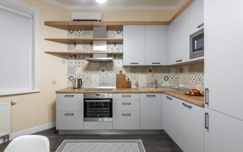 moderno opremljena kuhinja sa novom stazom