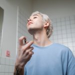 Armaf Club de Nuit - jedan od omiljenih parfema u muškom svetu muskarac stavlja parfem na sebe