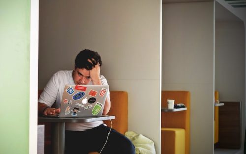 programer pod stresom drzi se za glavu