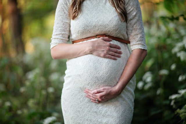trudna zena u sesnaestoj nedelji trudnoce se drzi za stomak