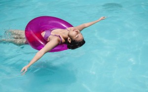 Devojka voda guma za plivanje