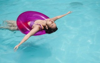 Devojka voda guma za plivanje