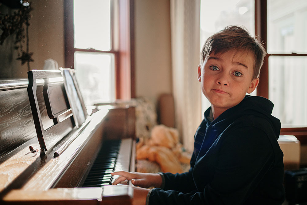 Dete svira klavir