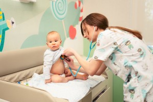 Pedijatar pregleda bebu