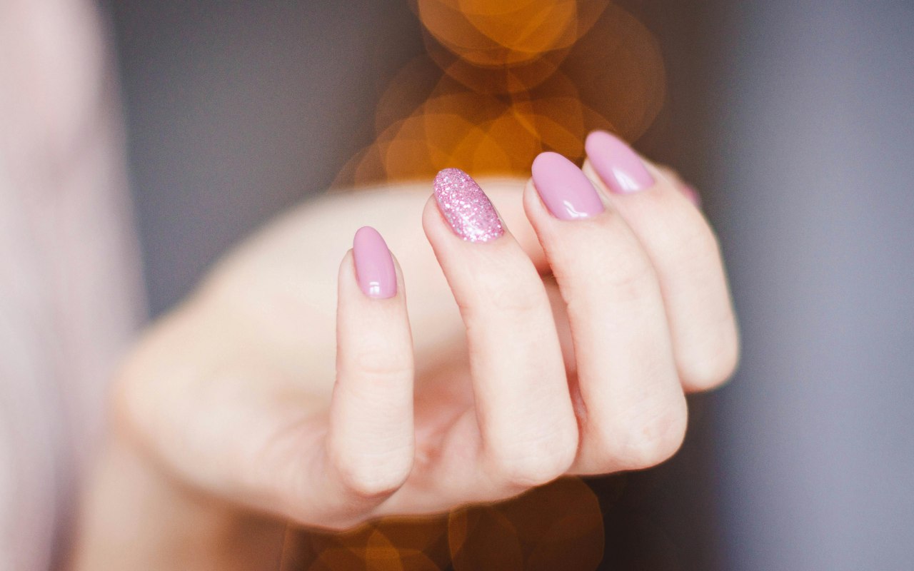 roze lak na noktima