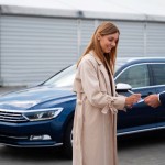 Otkup automobila devojka i prodavac