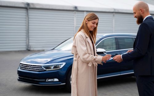 Otkup automobila devojka i prodavac