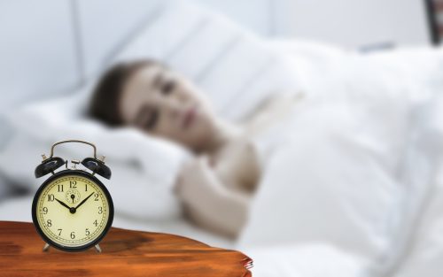 Devojka leži u krevetu