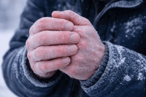 Zaledjene ruke u snežnoj hladnoći