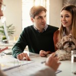 Brak i kreditni rejting – kako banke gledaju na zajedničke finansije? Mladi par uzima kredit