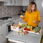 zena sprema hranu u kuhinji