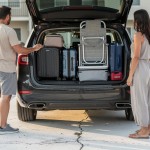 Bračni par puni gepek koferima