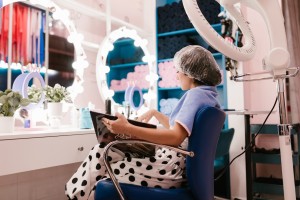 Žena kozmetički salon magazin
