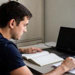 Šta sve treba da znate pre nego što pokrenete sopstveni biznis? Mladić sveska Lap top