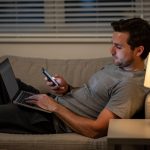 Da li kupujete impulsivno: psihologija online kupovine Muškarac kauč laptop telefon