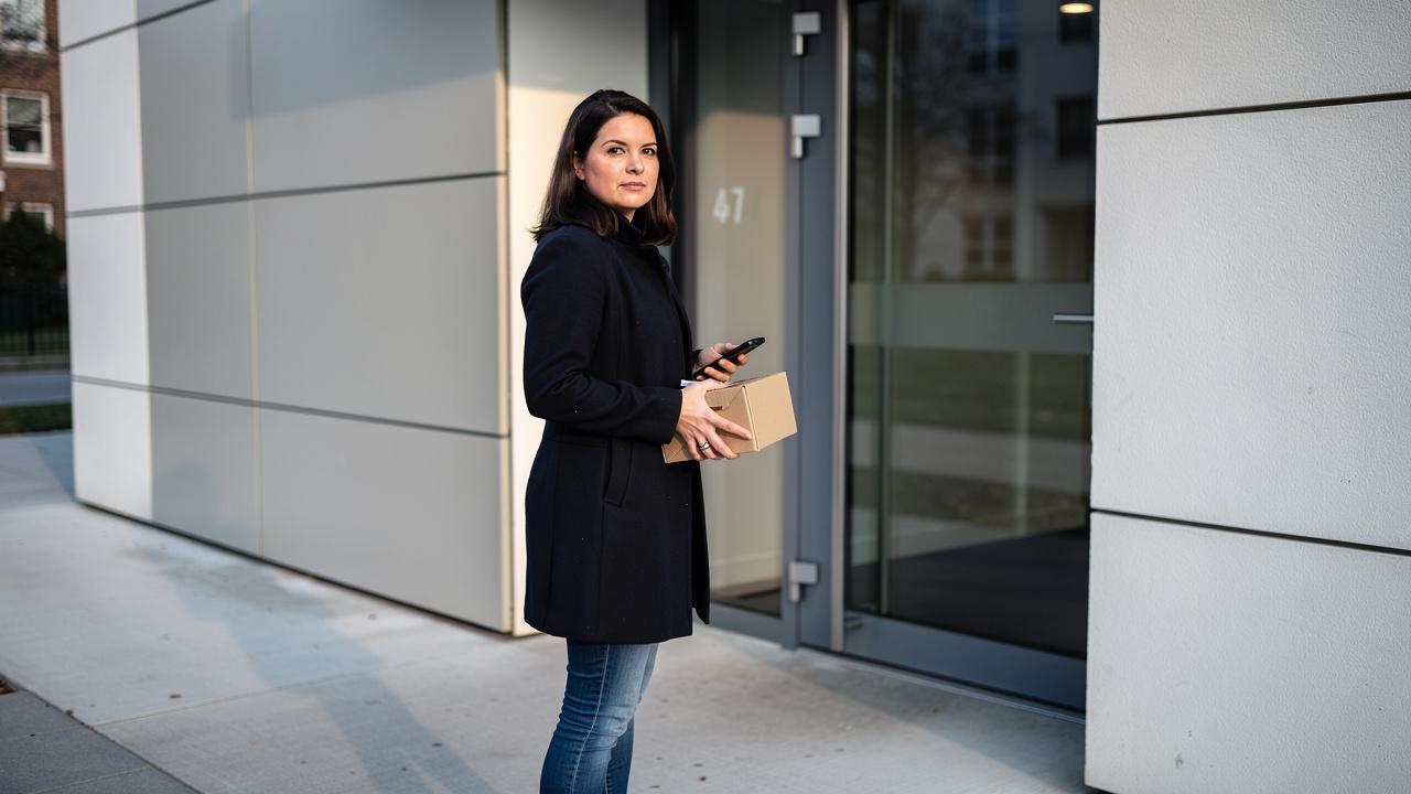 Žena kartonska kutija ulaz